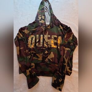 Free Kisses Queen Camo Hoodie Women’s Small